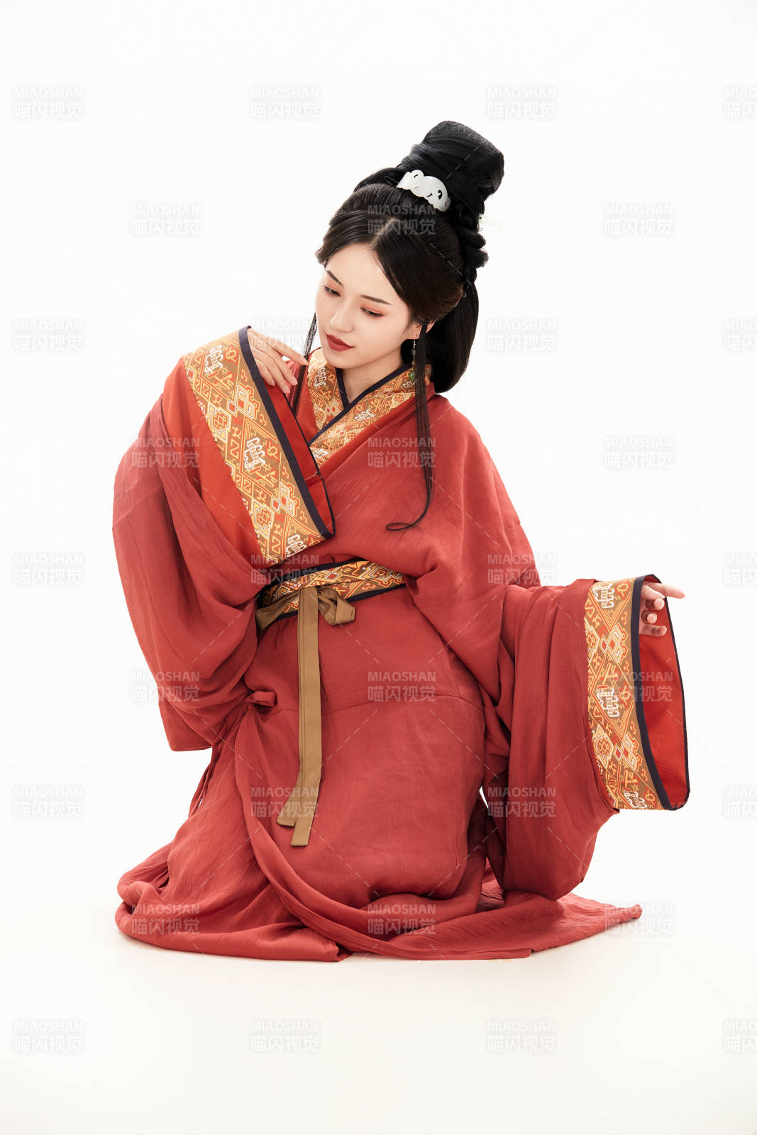 白色背景下穿着中国春秋战国时代服饰的少女图片