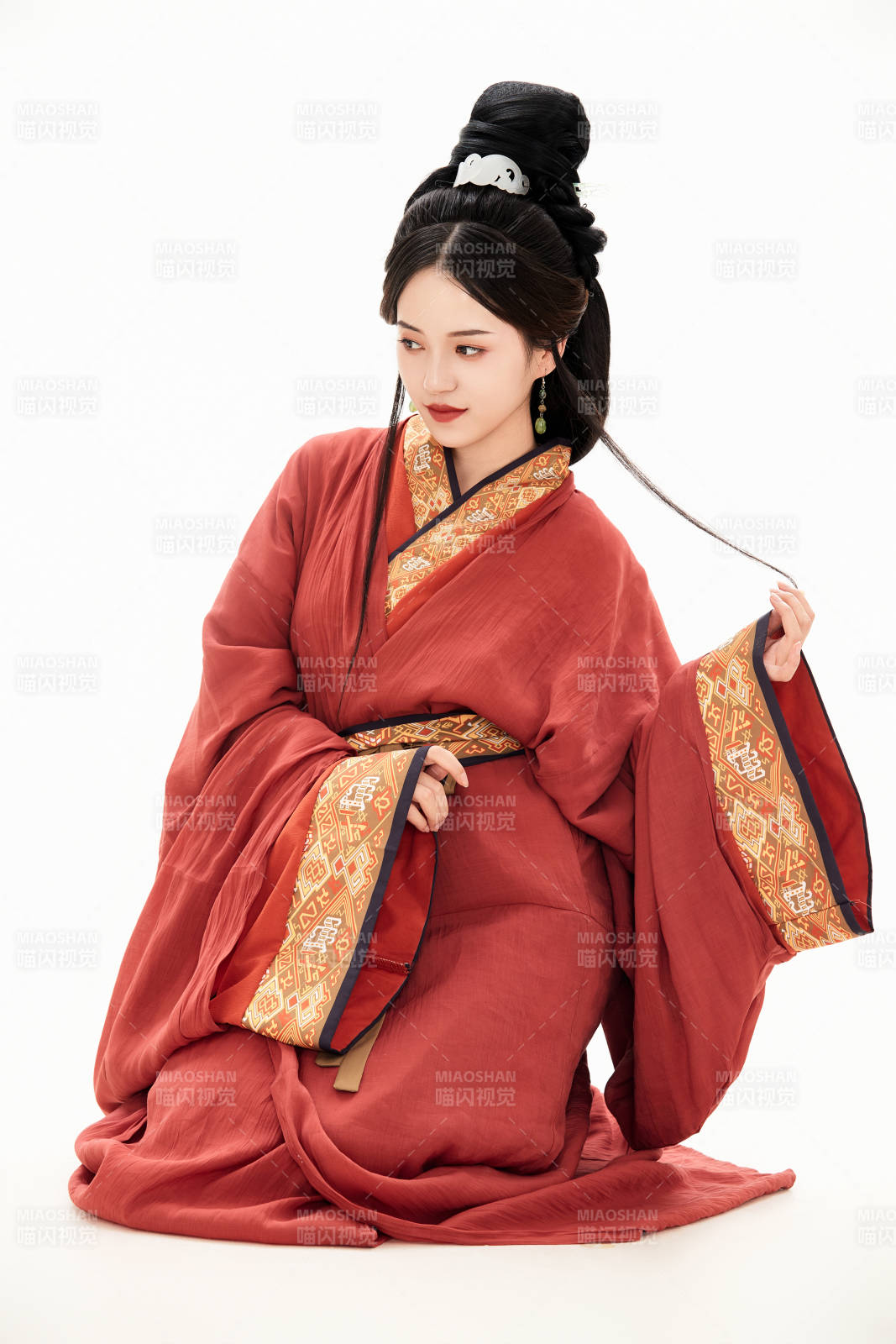 白色背景下穿着中国春秋战国时代服饰的少女图片