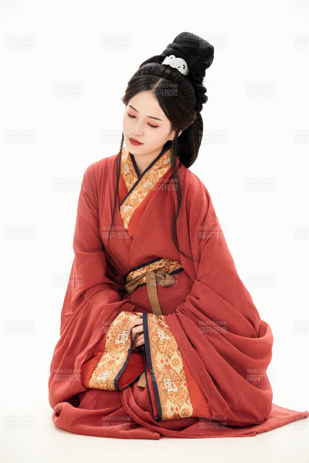 白色背景下穿着中国春秋战国时代服饰的少女图片