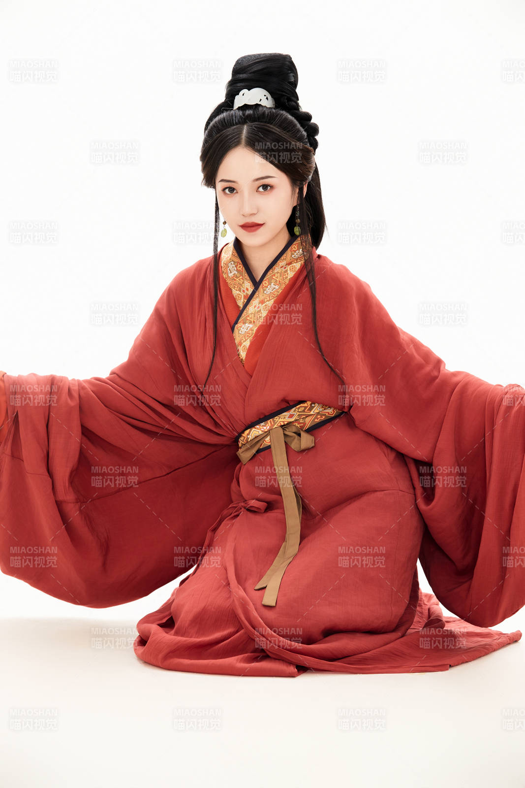 白色背景下穿着中国春秋战国时代服饰的少女图片