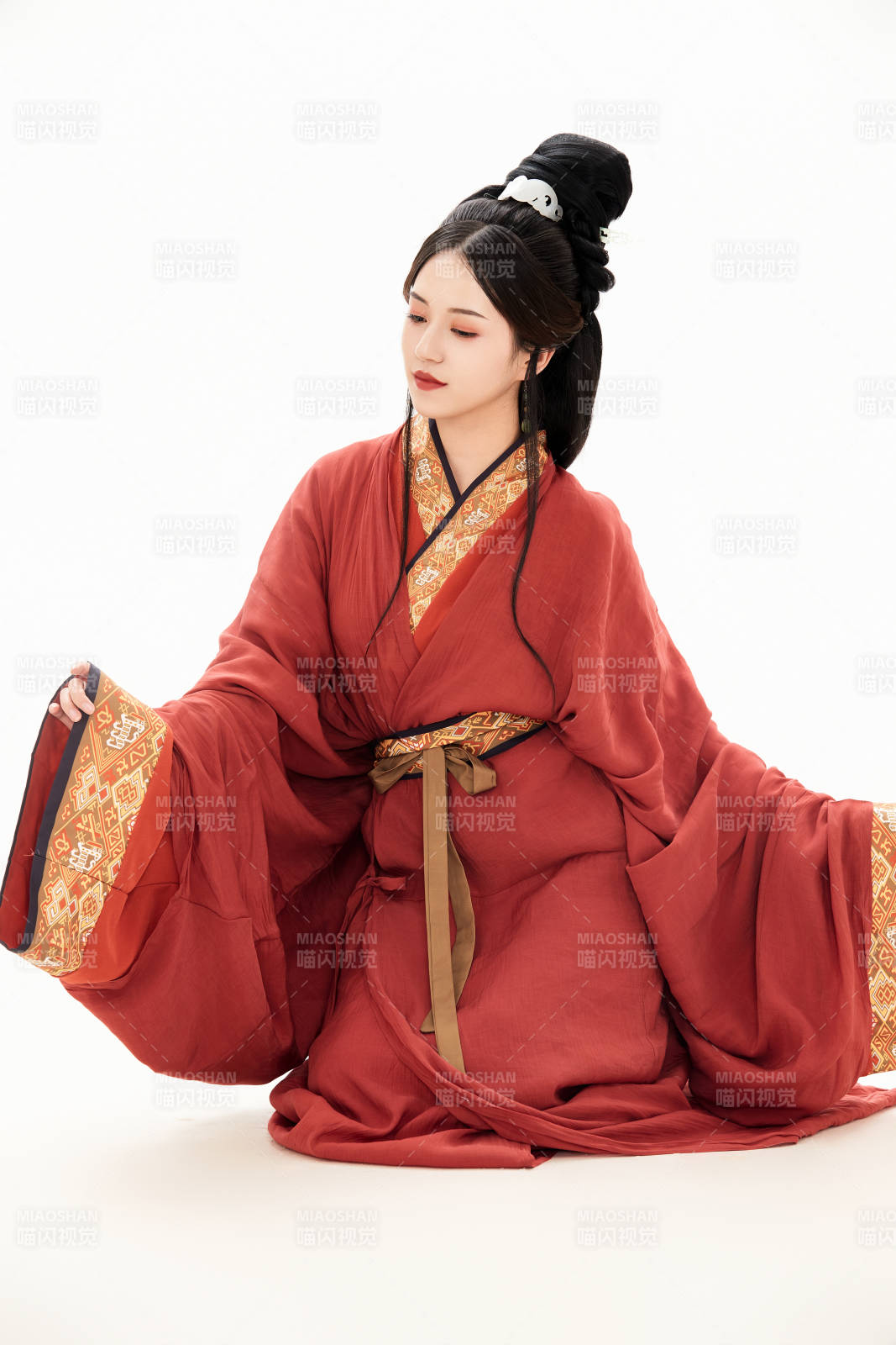 白色背景下穿着中国春秋战国时代服饰的少女图片