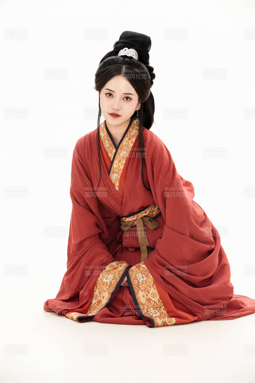 白色背景下穿着中国春秋战国时代服饰的少女图片