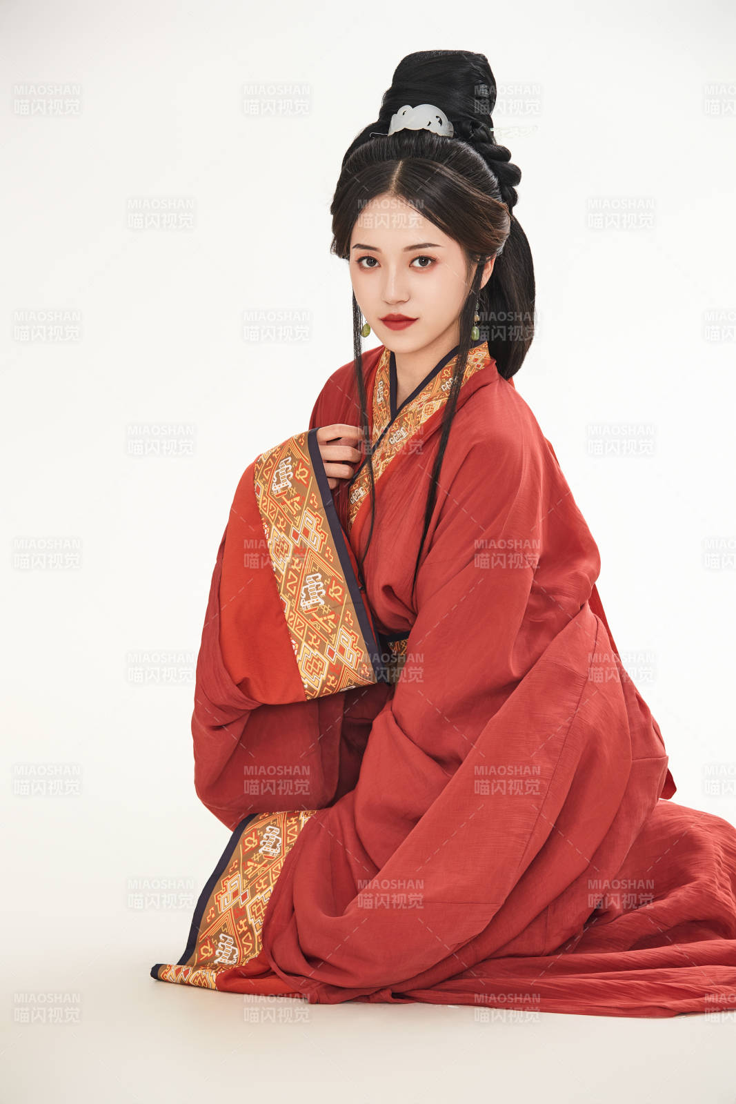 白色背景下穿着中国春秋战国时代服饰的少女图片