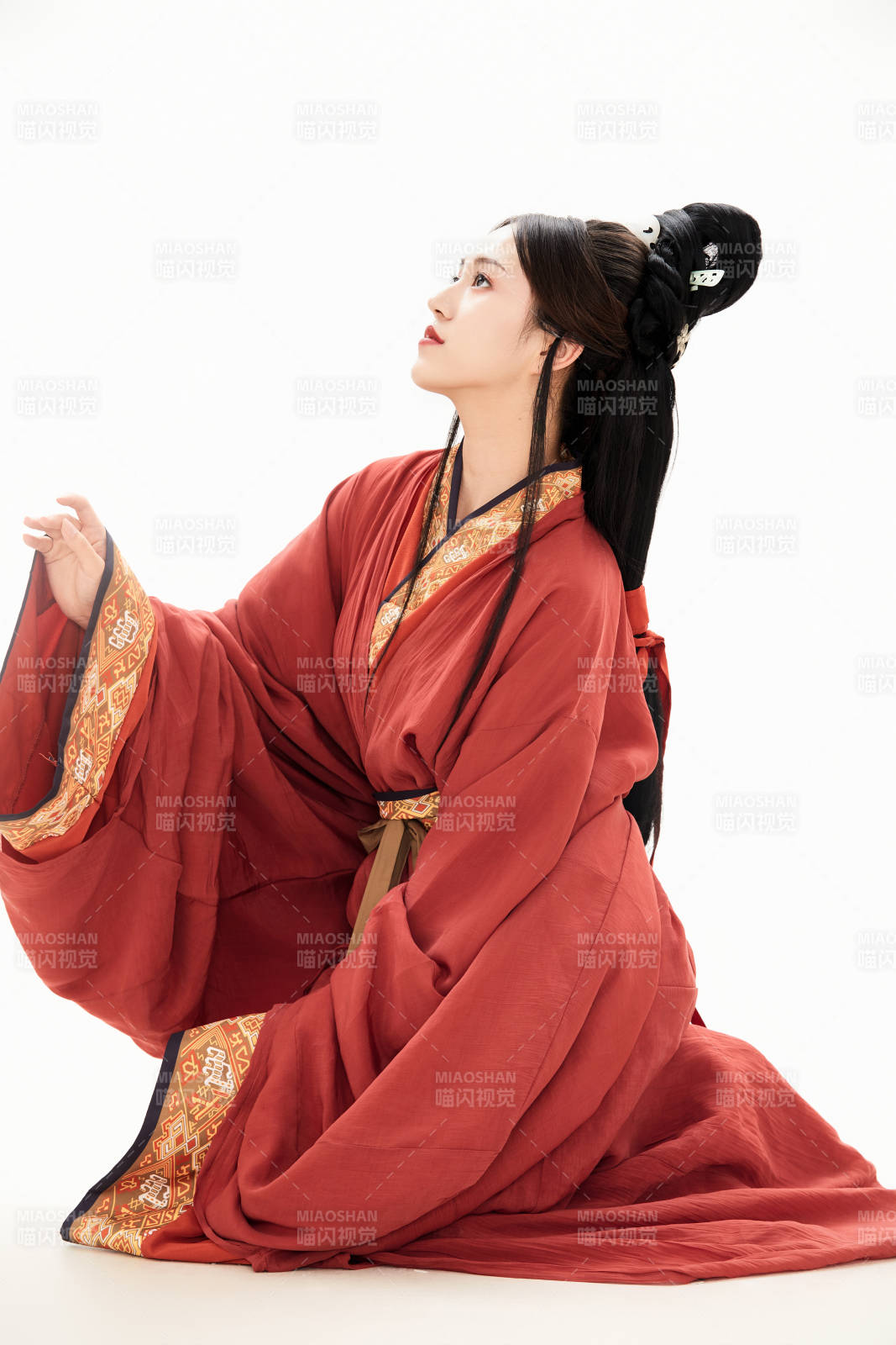 白色背景下穿着中国春秋战国时代服饰的少女图片