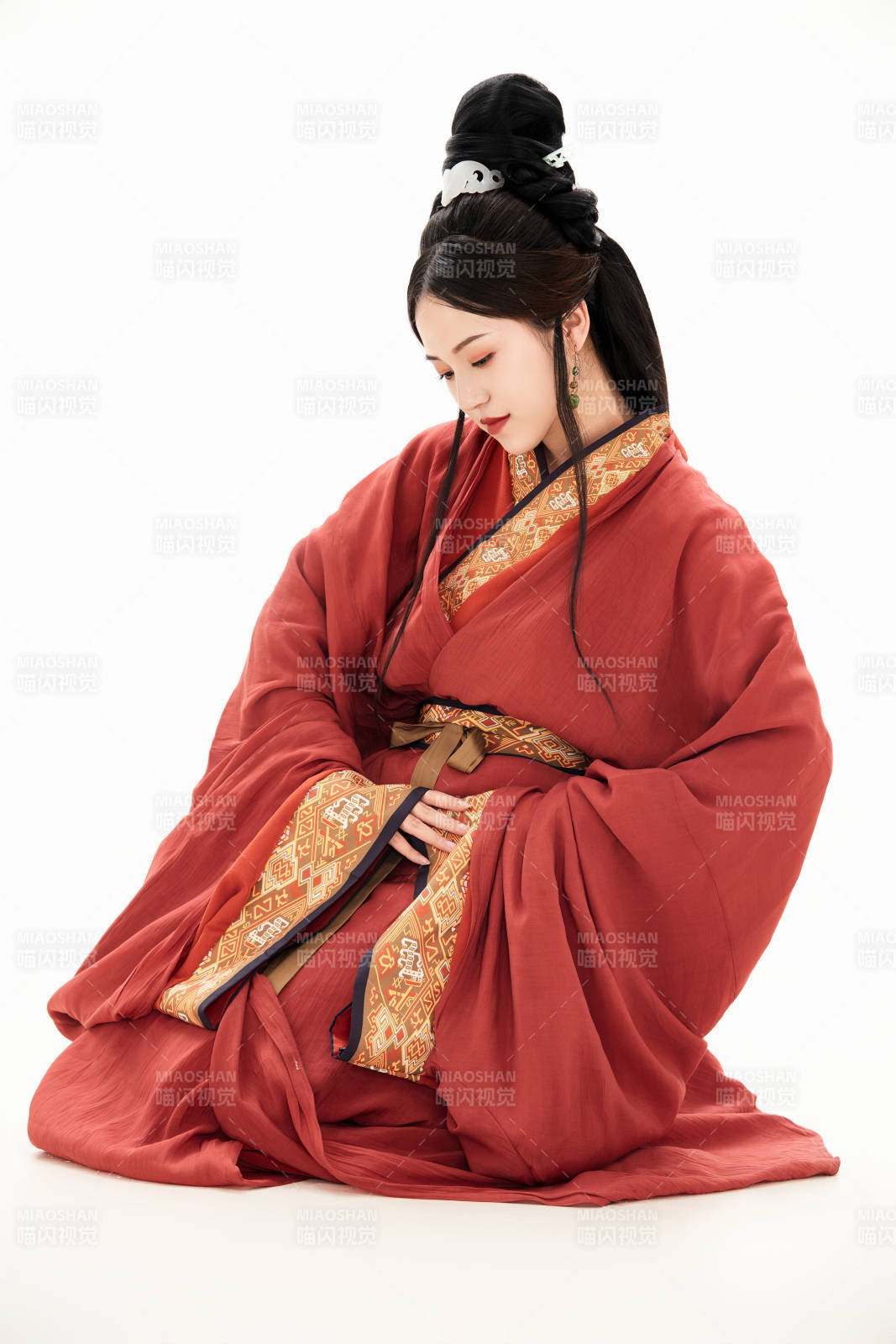 白色背景下穿着中国春秋战国时代服饰的少女图片