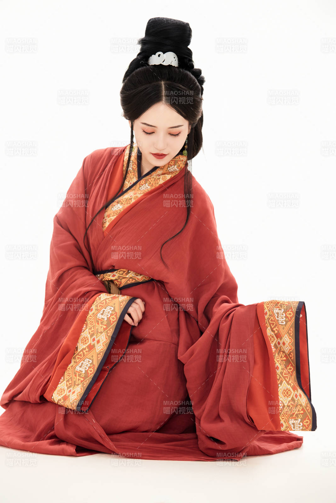 白色背景下穿着中国春秋战国时代服饰的少女图片