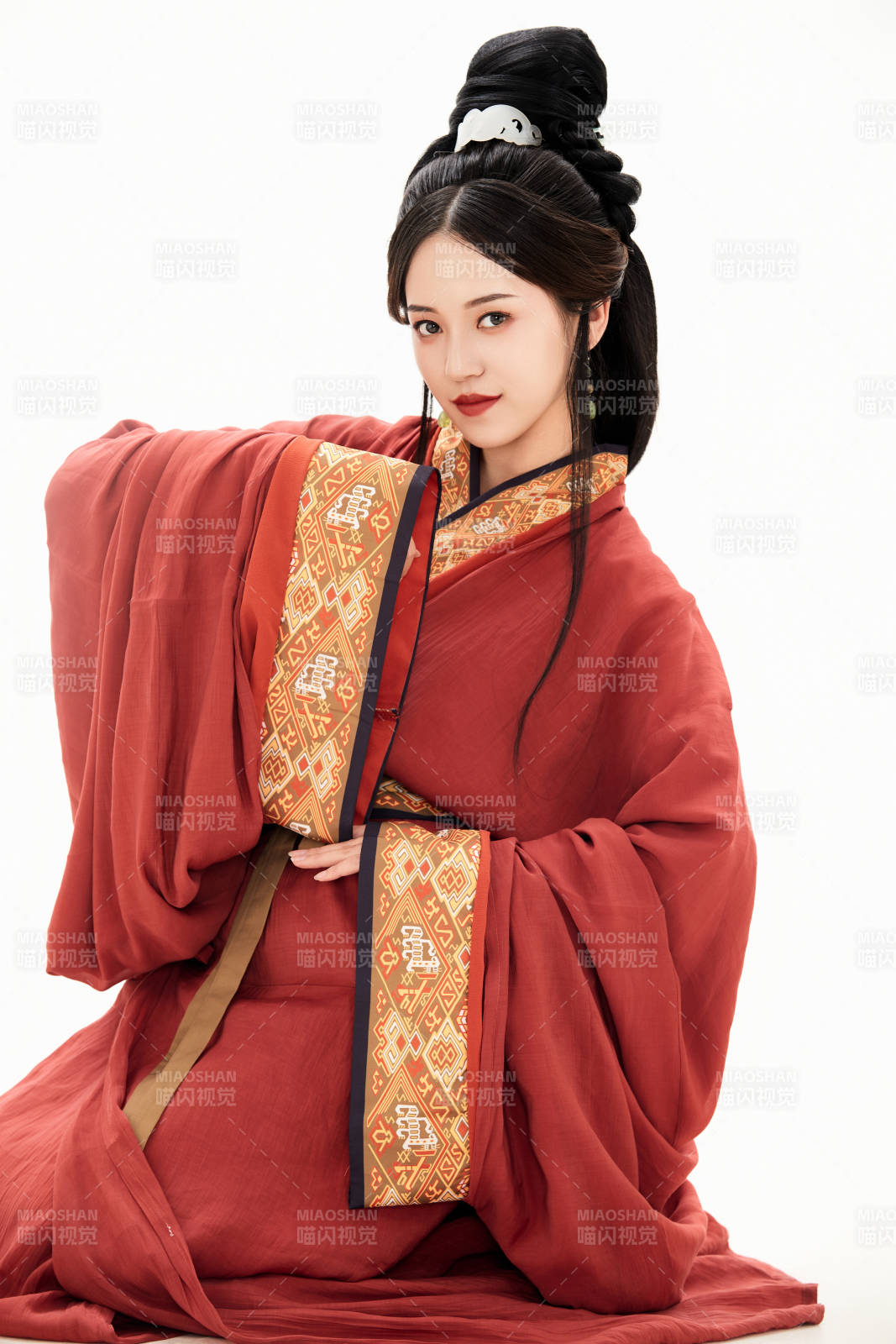 白色背景下穿着中国春秋战国时代服饰的少女图片