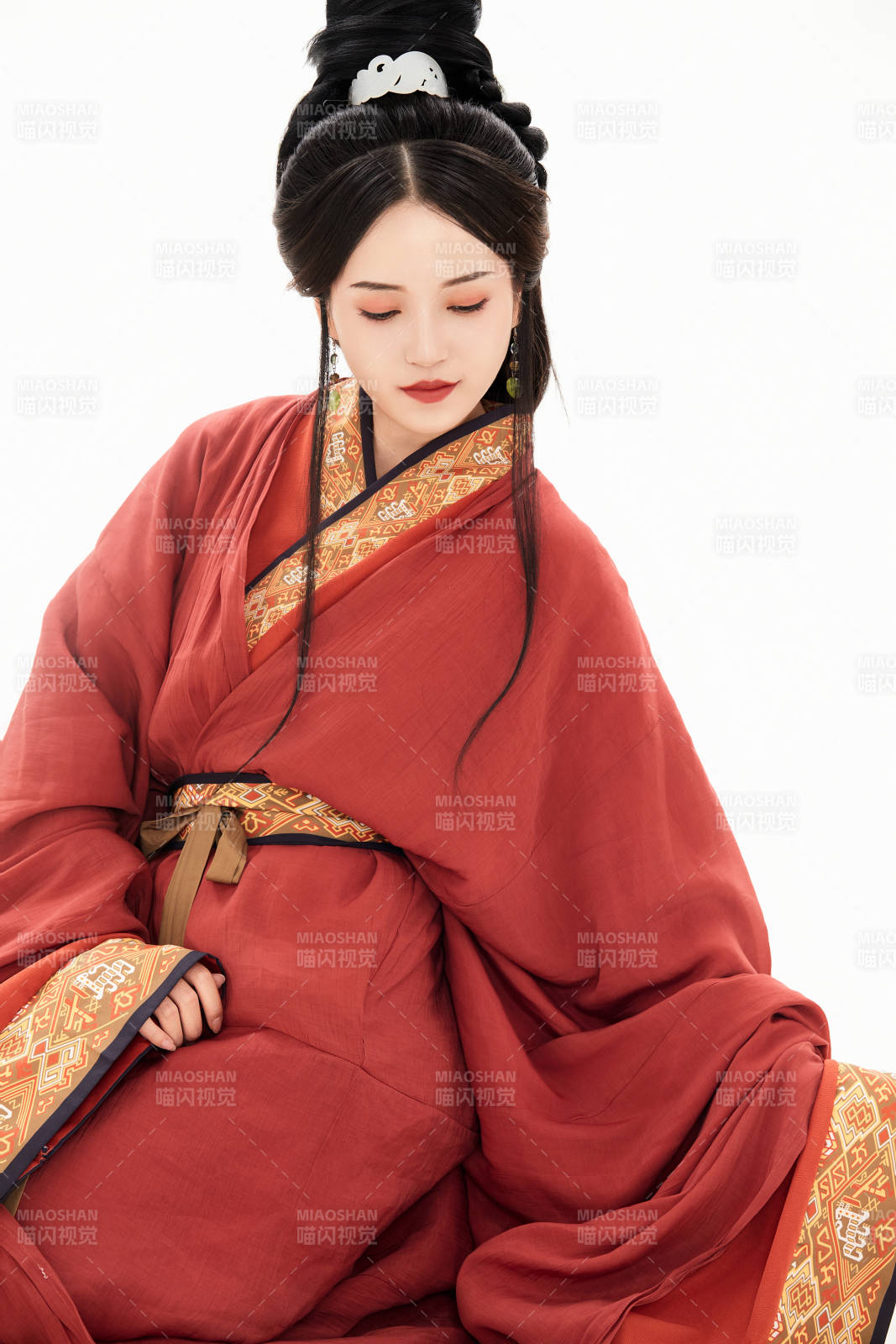 白色背景下穿着中国春秋战国时代服饰的少女图片