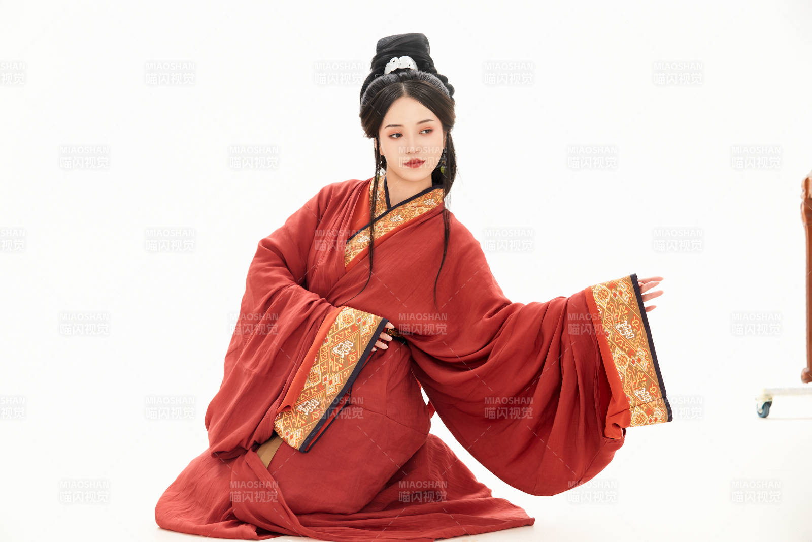 白色背景下穿着中国春秋战国时代服饰的少女图片