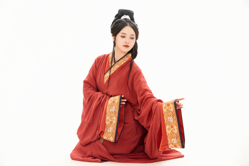 白色背景下穿着中国春秋战国时代服饰的少女图片