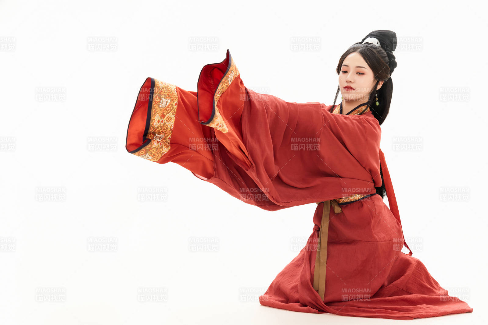 白色背景下穿着中国春秋战国时代服饰的少女图片