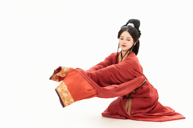 白色背景下穿着中国春秋战国时代服饰的少女图片