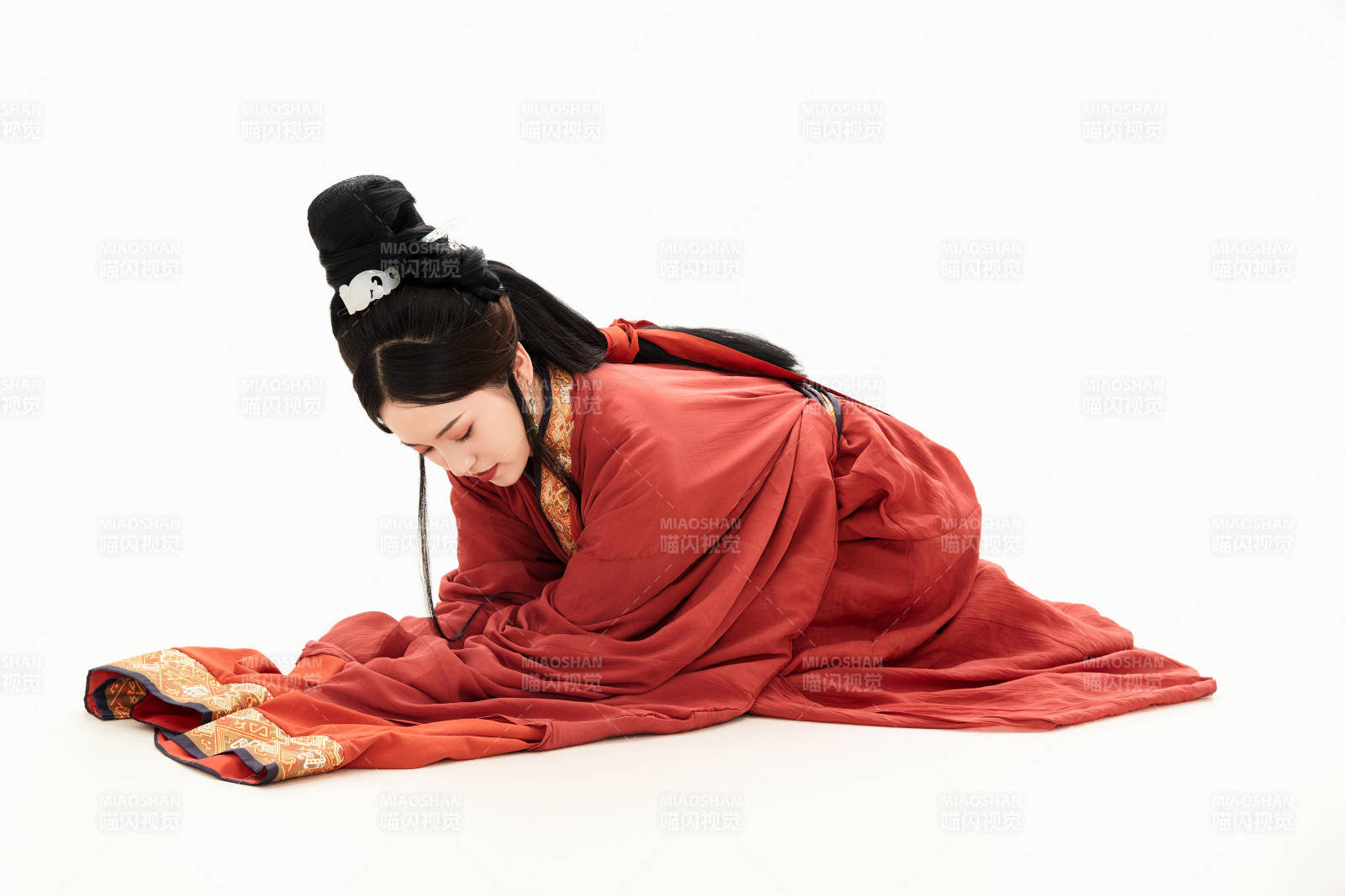 白色背景下穿着中国春秋战国时代服饰的少女图片