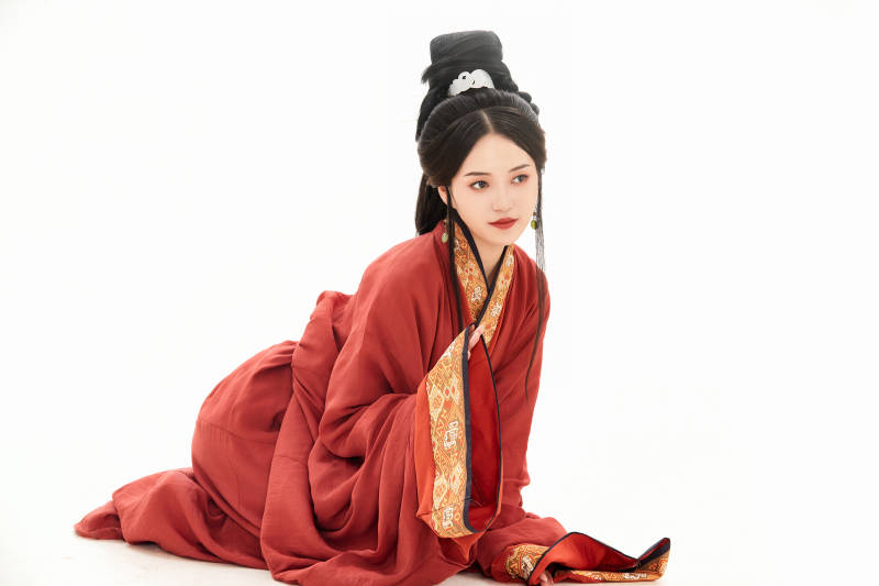 白色背景下穿着中国春秋战国时代服饰的少女图片