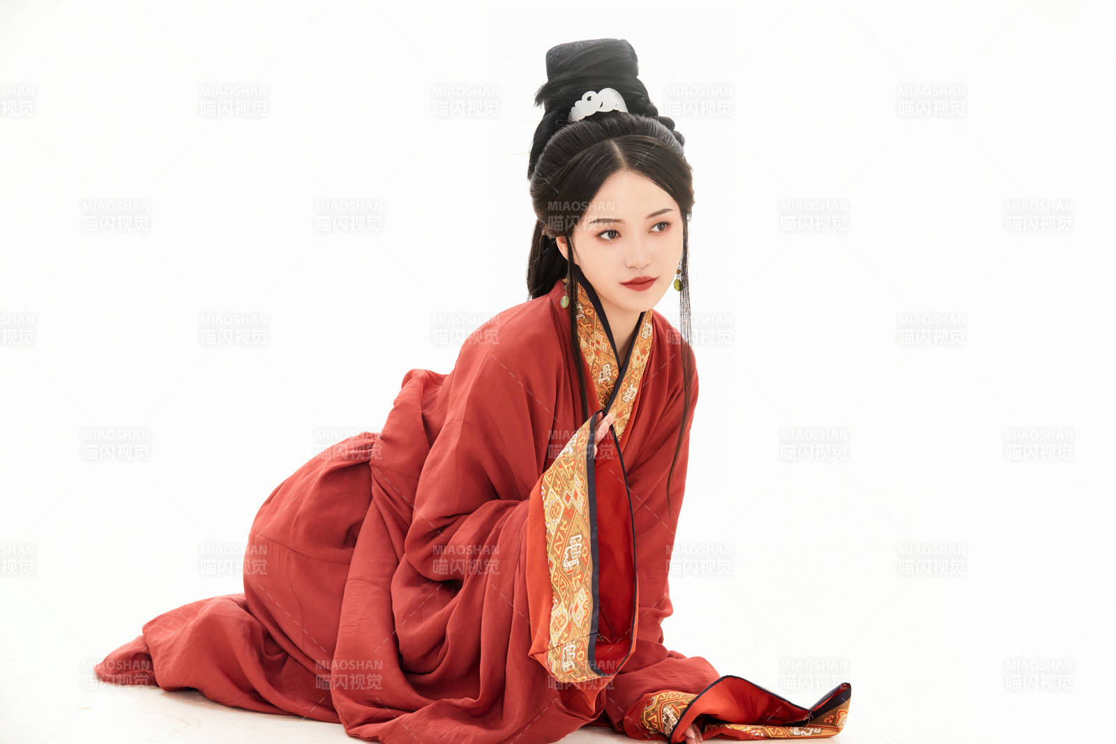 白色背景下穿着中国春秋战国时代服饰的少女图片