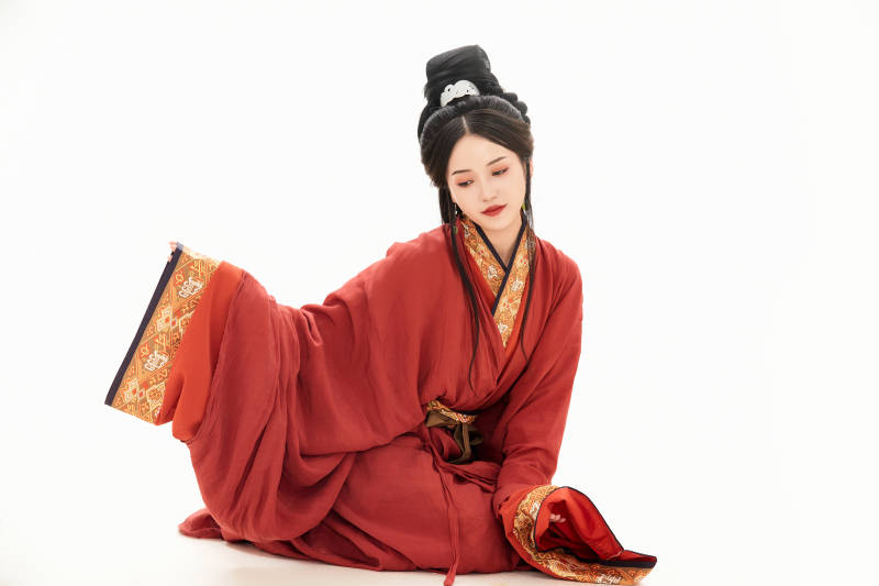 白色背景下穿着中国春秋战国时代服饰的少女图片