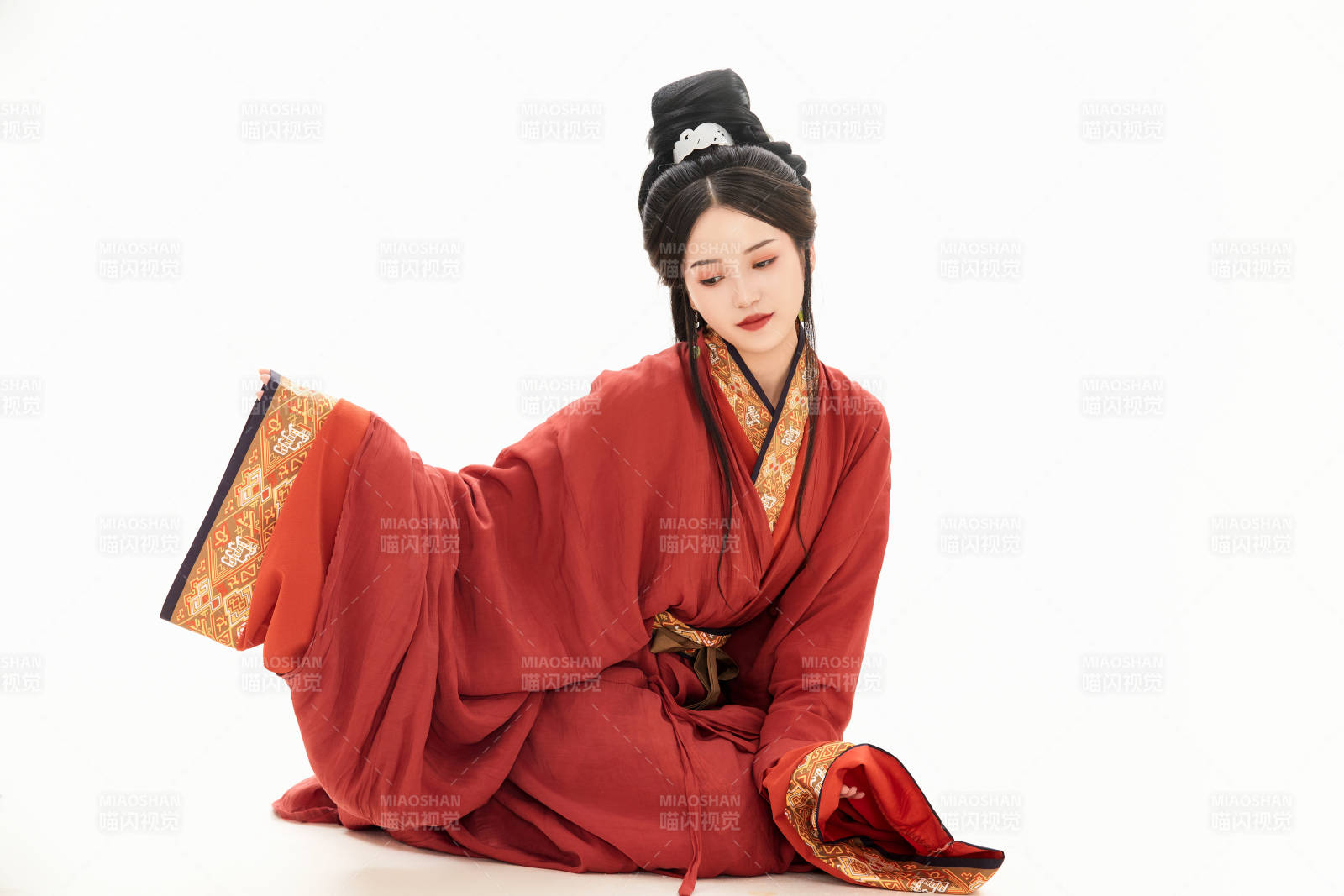 白色背景下穿着中国春秋战国时代服饰的少女图片