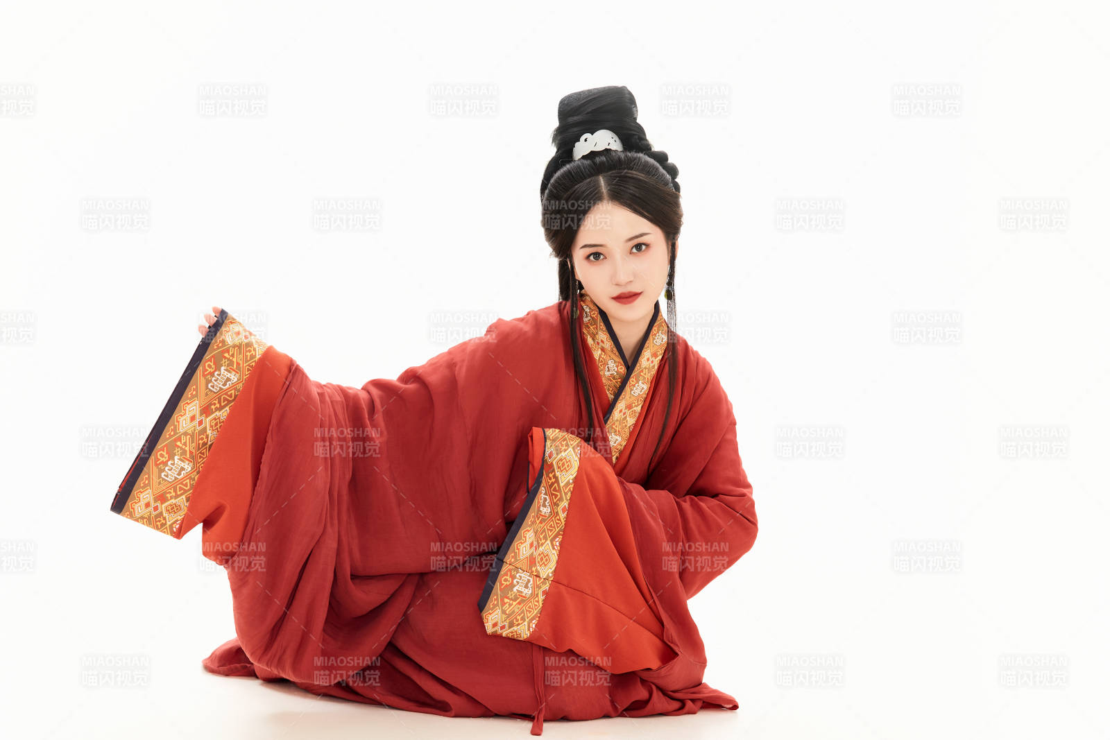 白色背景下穿着中国春秋战国时代服饰的少女图片