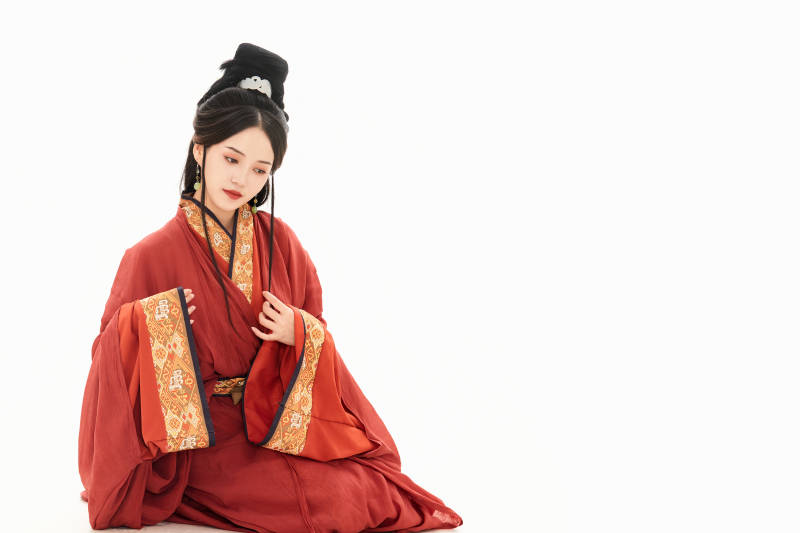 白色背景下穿着中国春秋战国时代服饰的少女图片