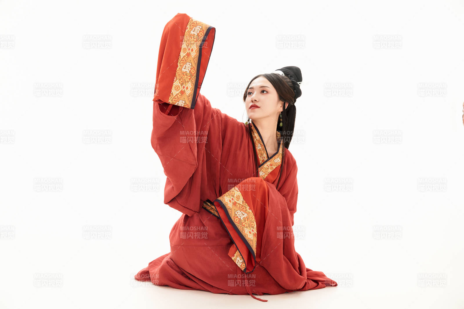 白色背景下穿着中国春秋战国时代服饰的少女图片