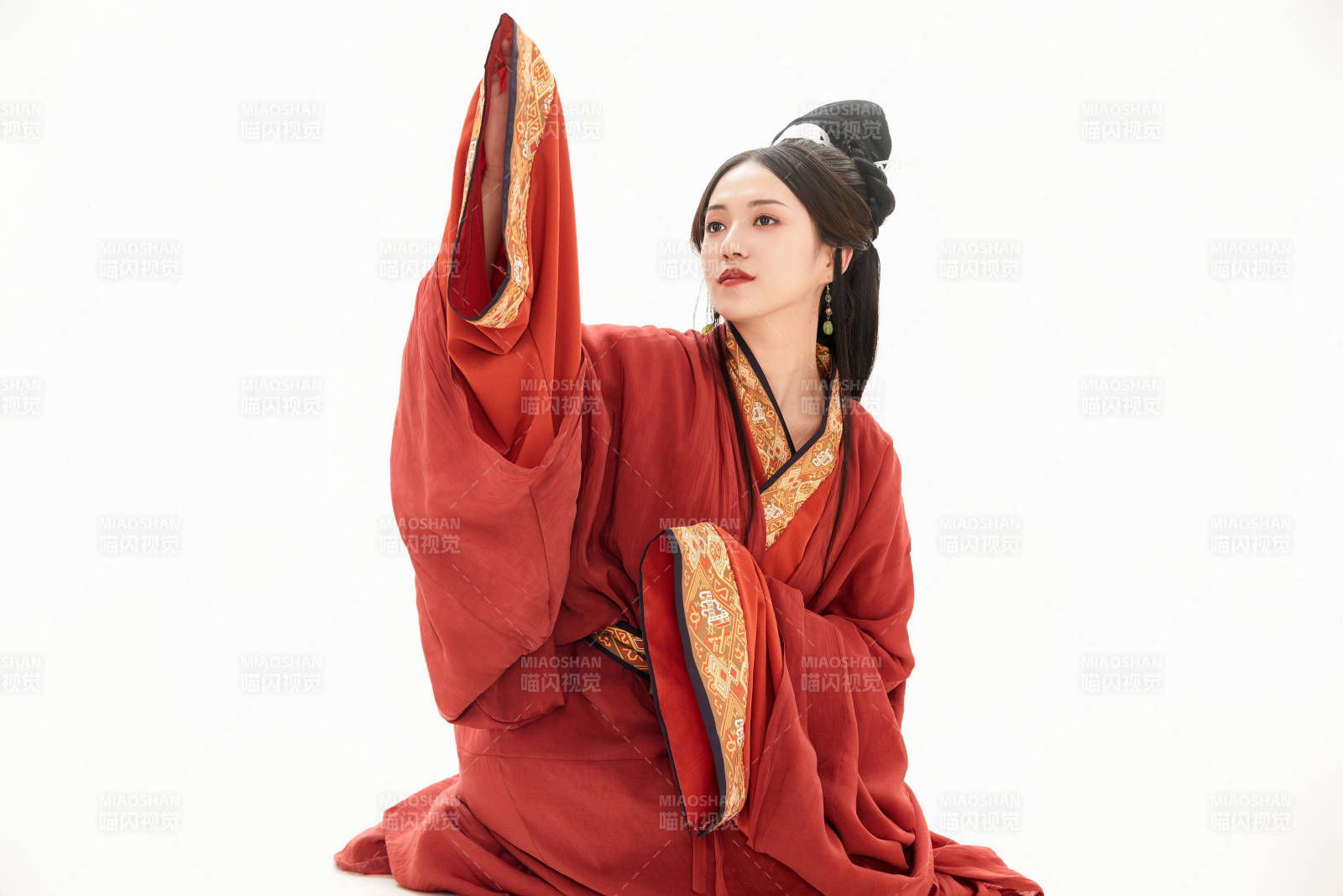 白色背景下穿着中国春秋战国时代服饰的少女图片