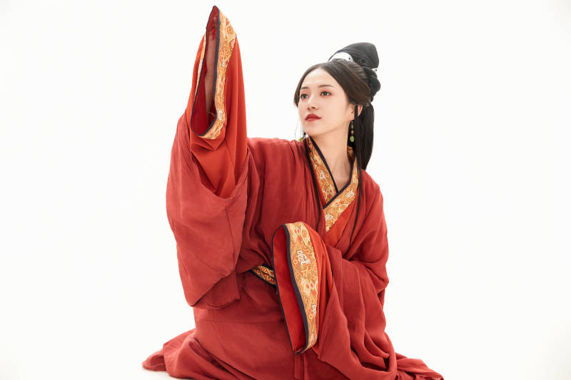 白色背景下穿着中国春秋战国时代服饰的少女图片