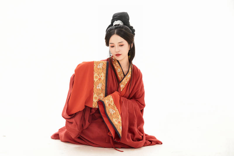 白色背景下穿着中国春秋战国时代服饰的少女图片