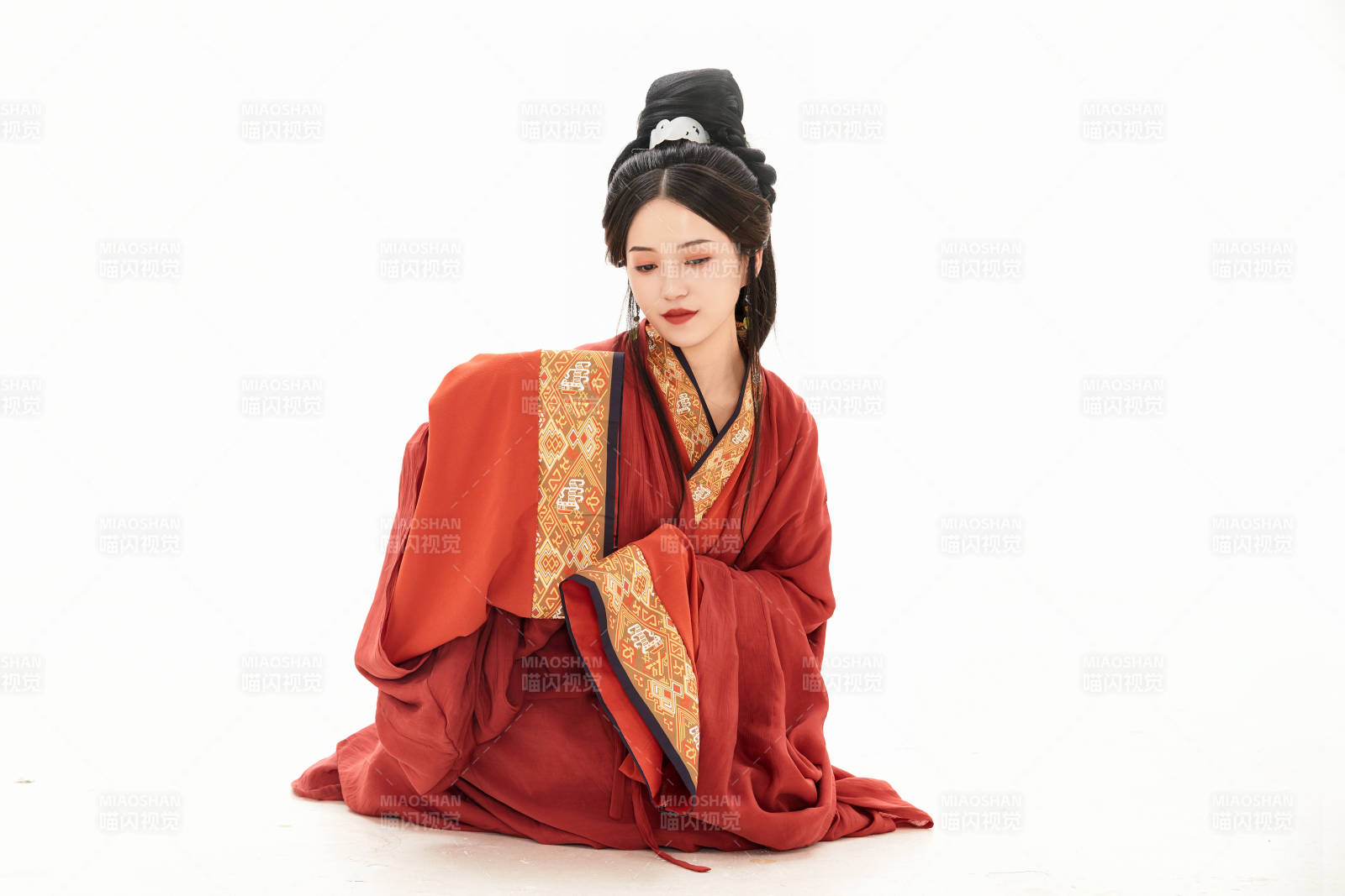 白色背景下穿着中国春秋战国时代服饰的少女图片