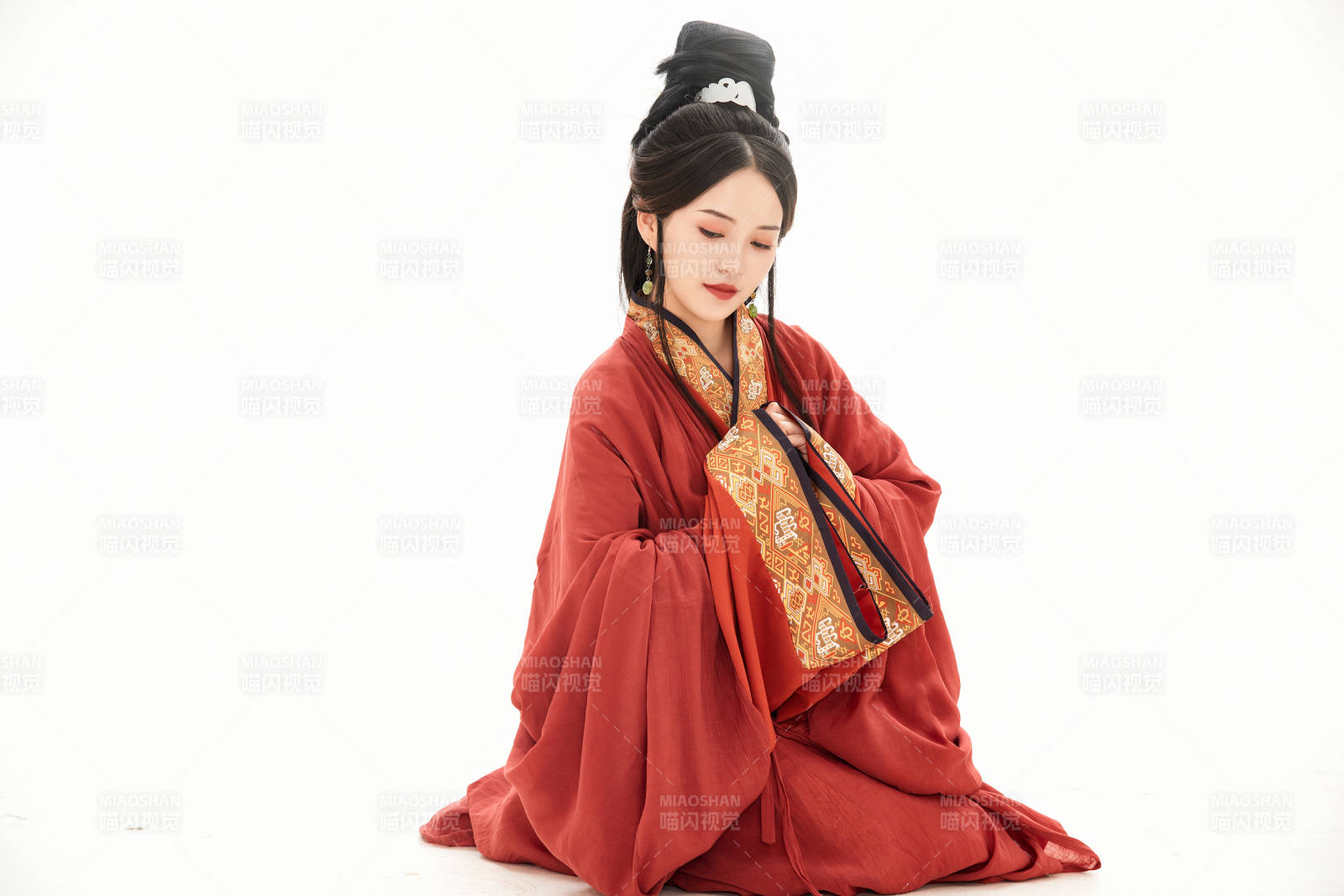 白色背景下穿着中国春秋战国时代服饰的少女图片