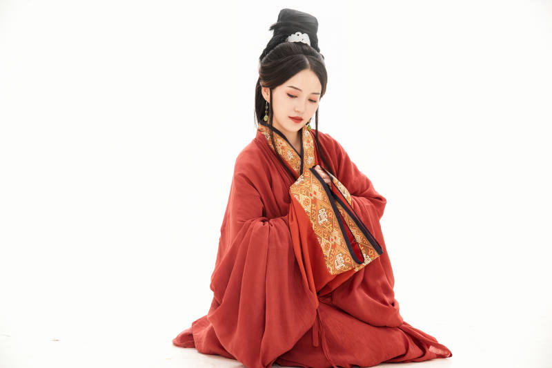 白色背景下穿着中国春秋战国时代服饰的少女图片