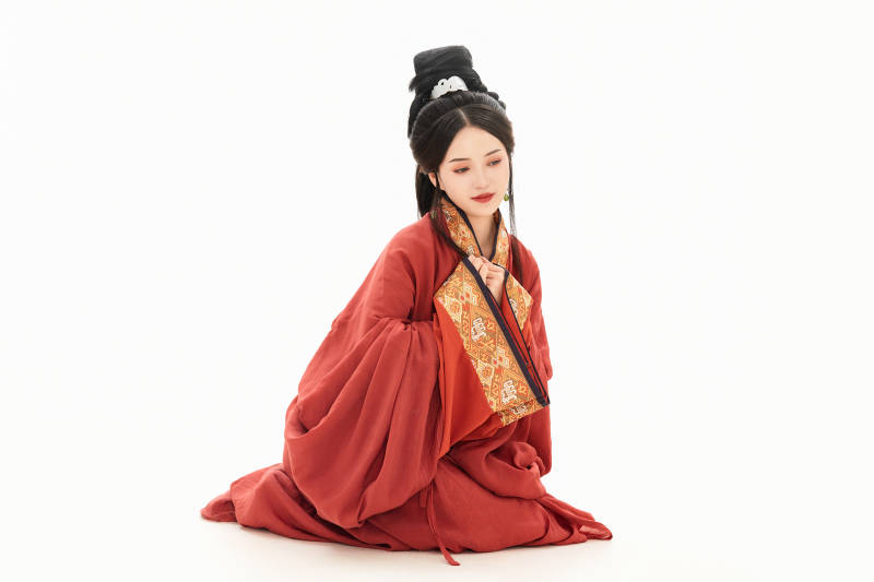 白色背景下穿着中国春秋战国时代服饰的少女图片