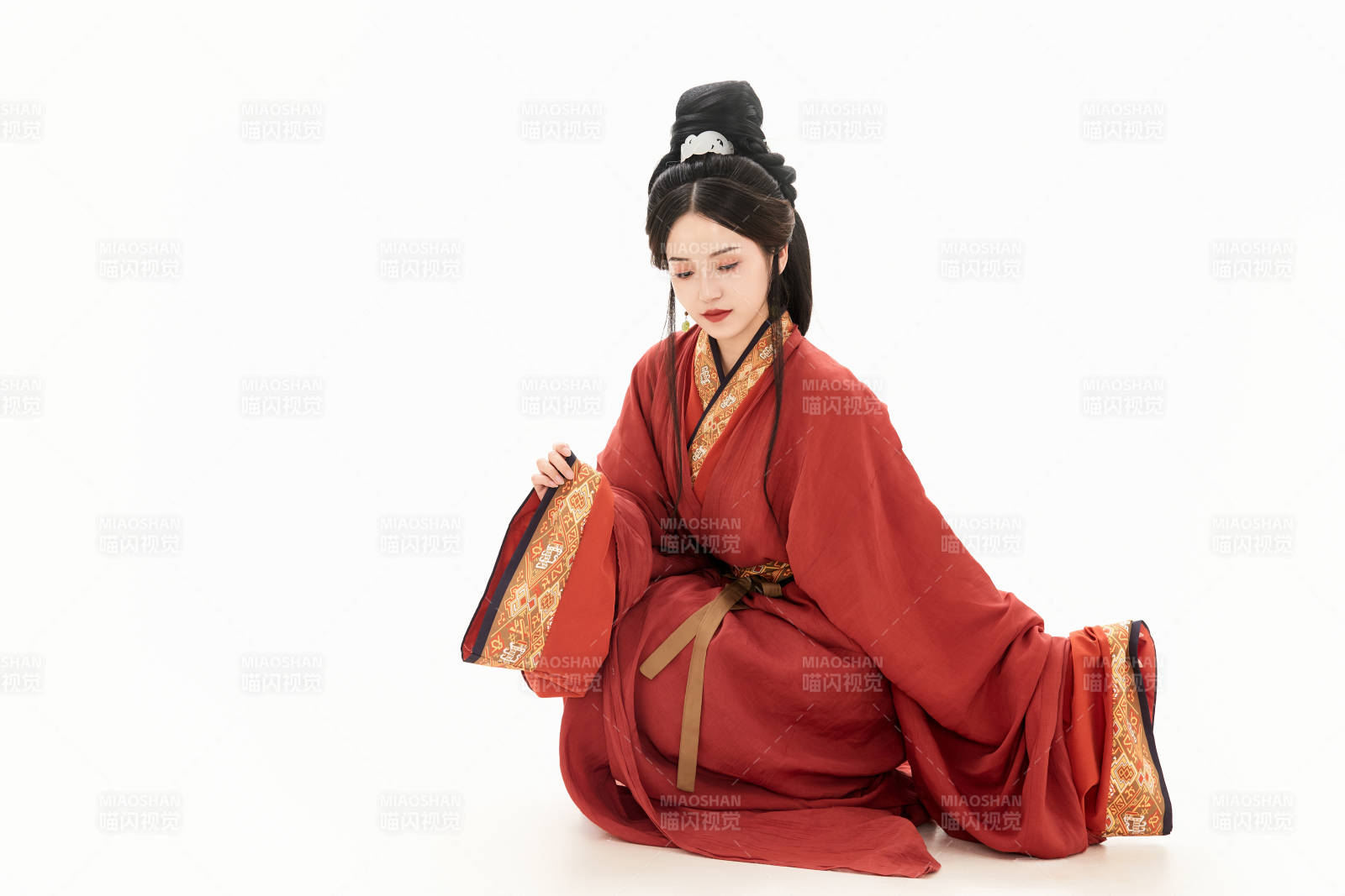 白色背景下穿着中国春秋战国时代服饰的少女图片