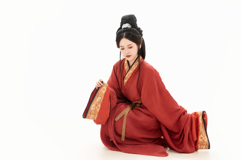 白色背景下穿着中国春秋战国时代服饰的少女图片