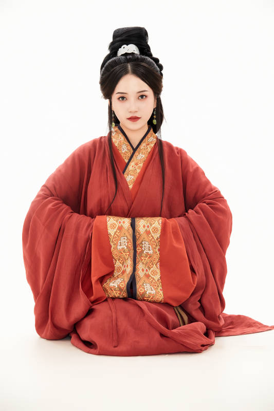 白色背景下穿着中国春秋战国时代服饰的少女图片