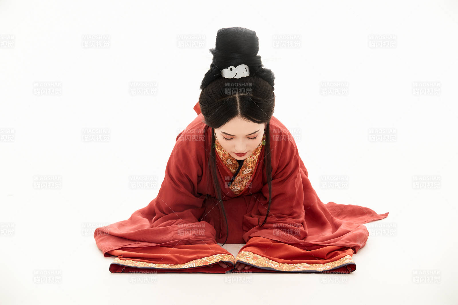 白色背景下穿着中国春秋战国时代服饰的少女图片