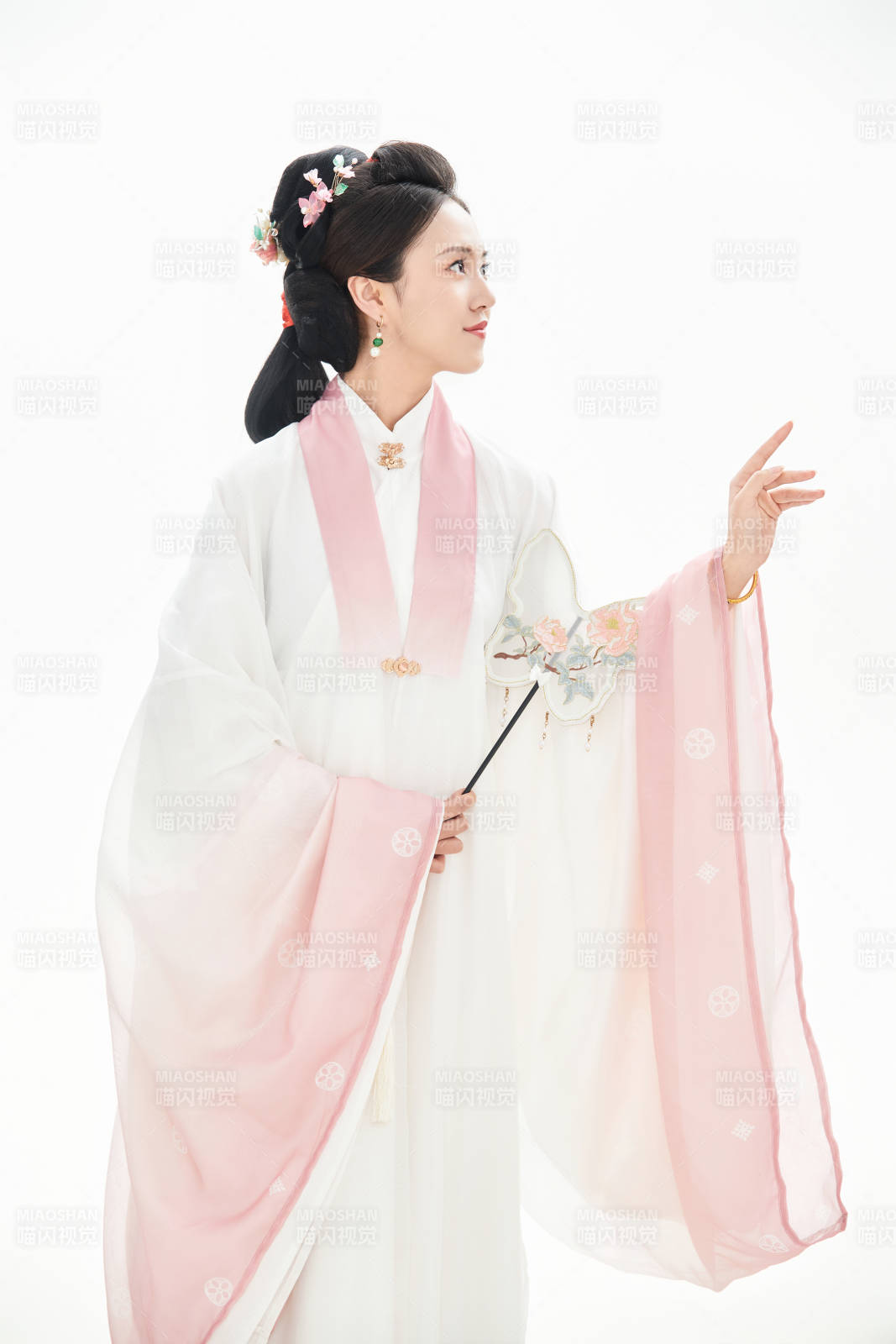 白色背景下穿着魏晋制汉服的少女图片