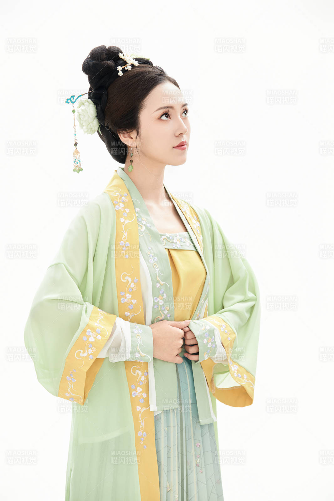 白色背景下穿着南北宋朝汉服的少女图片