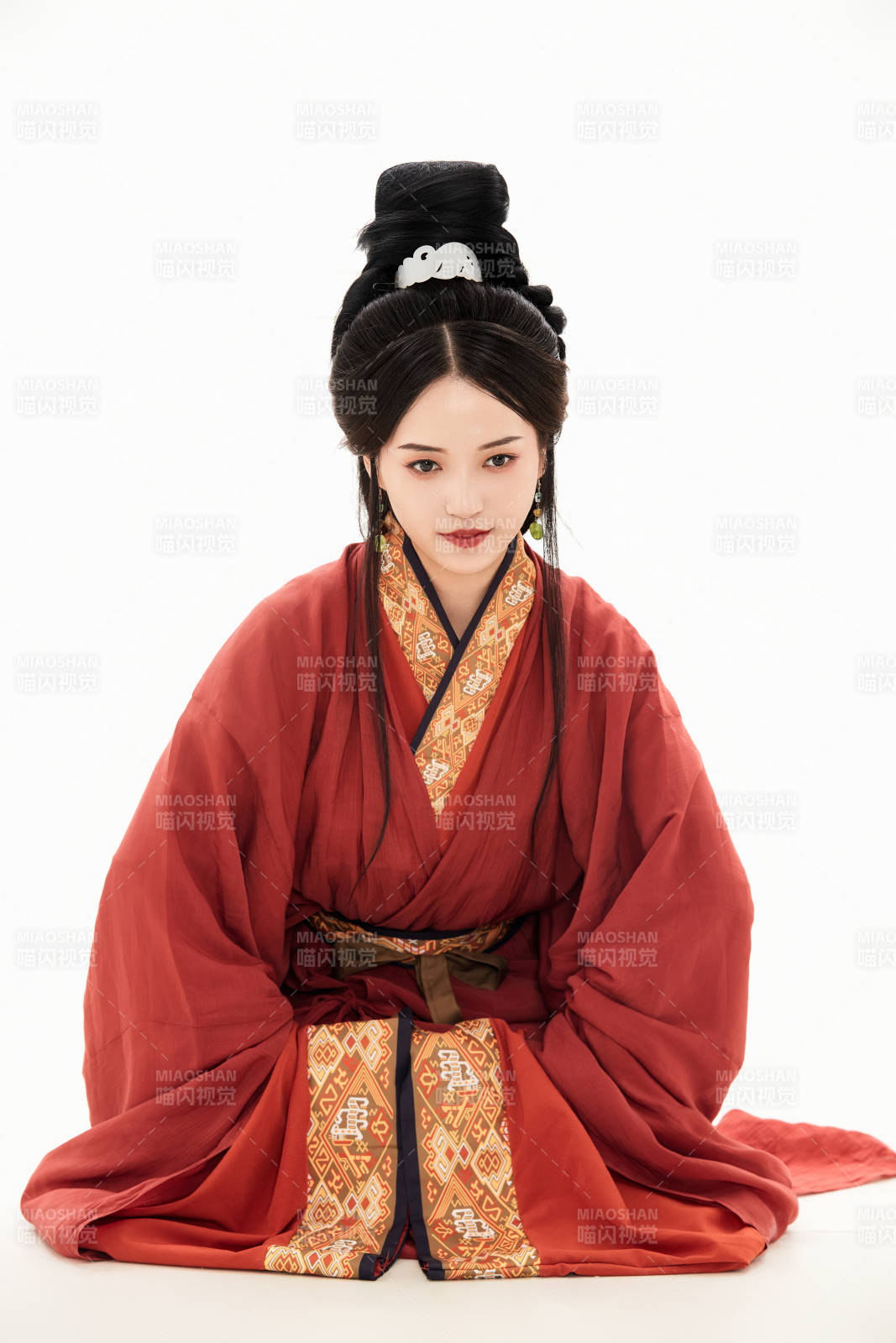 白色背景下穿着中国春秋战国时代服饰的少女图片