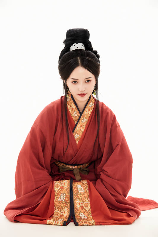 白色背景下穿着中国春秋战国时代服饰的少女图片