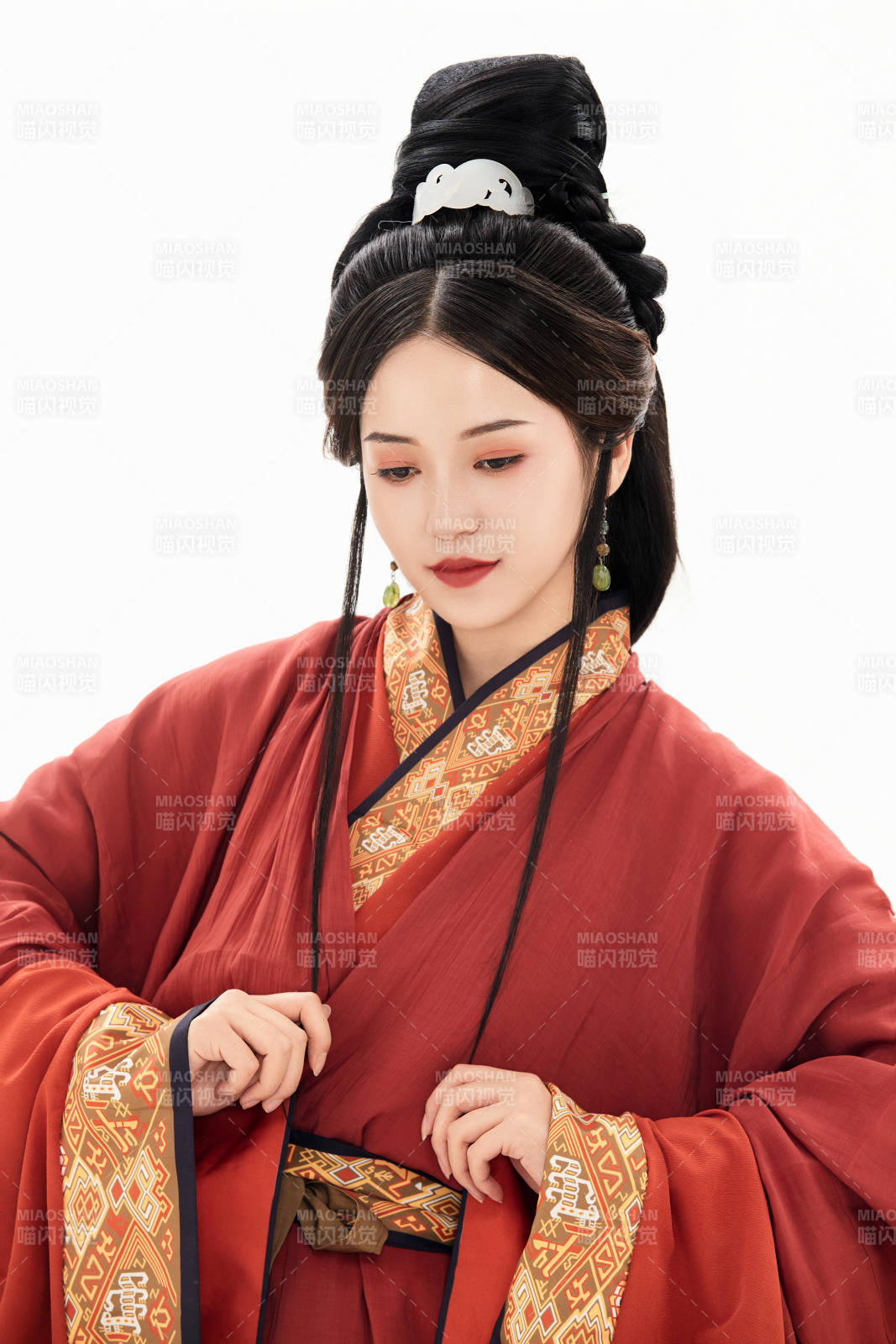 白色背景下穿着中国春秋战国时代服饰的少女图片