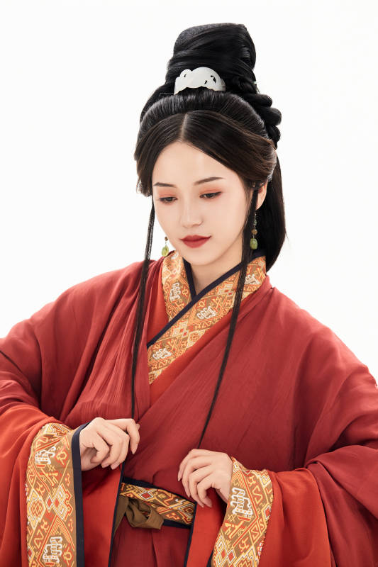 白色背景下穿着中国春秋战国时代服饰的少女图片