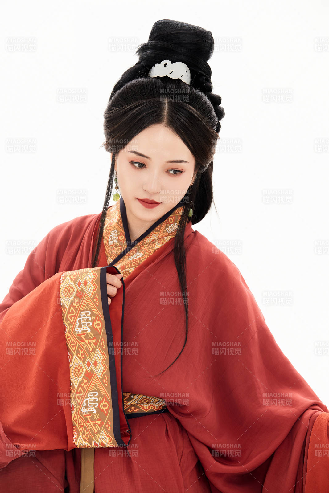 白色背景下穿着中国春秋战国时代服饰的少女图片