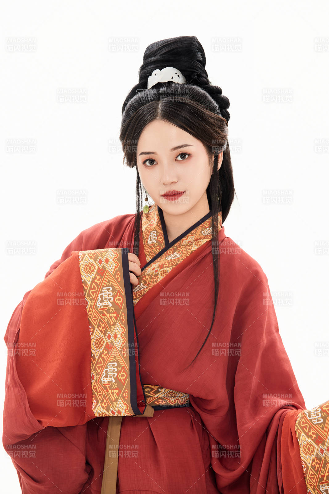 白色背景下穿着中国春秋战国时代服饰的少女图片