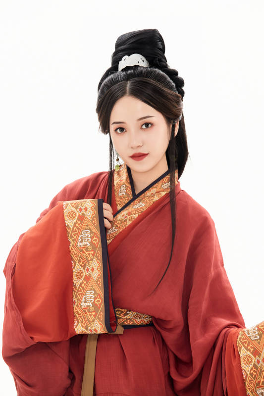 白色背景下穿着中国春秋战国时代服饰的少女图片