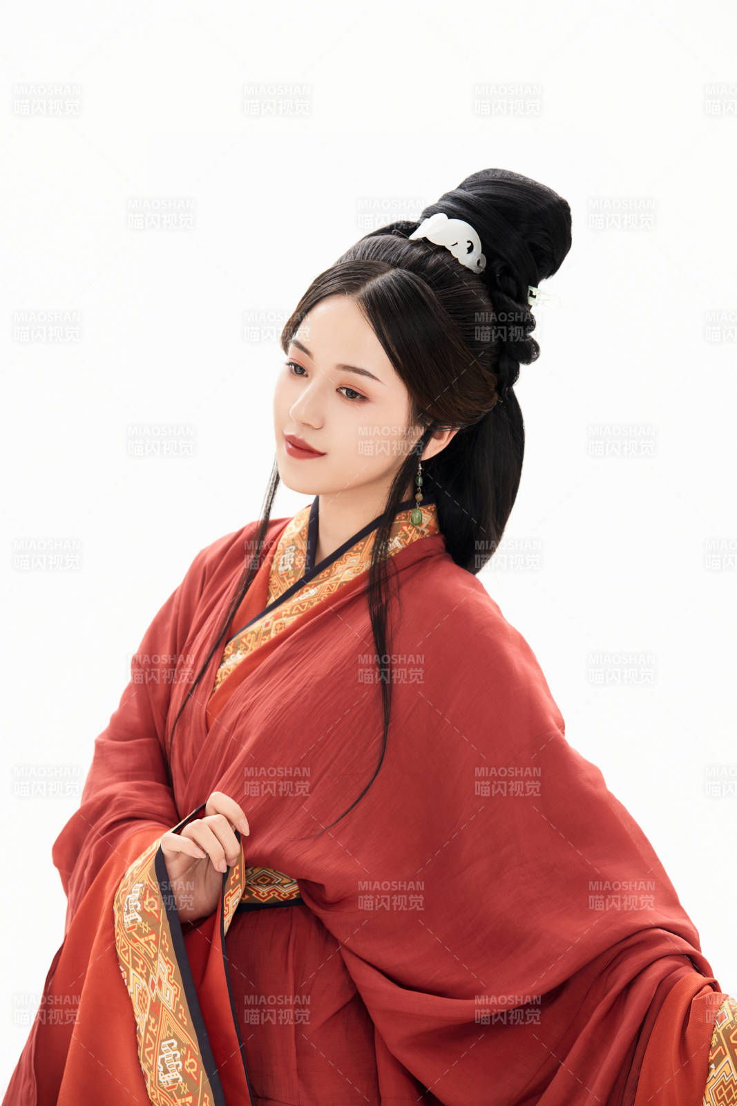 白色背景下穿着中国春秋战国时代服饰的少女图片