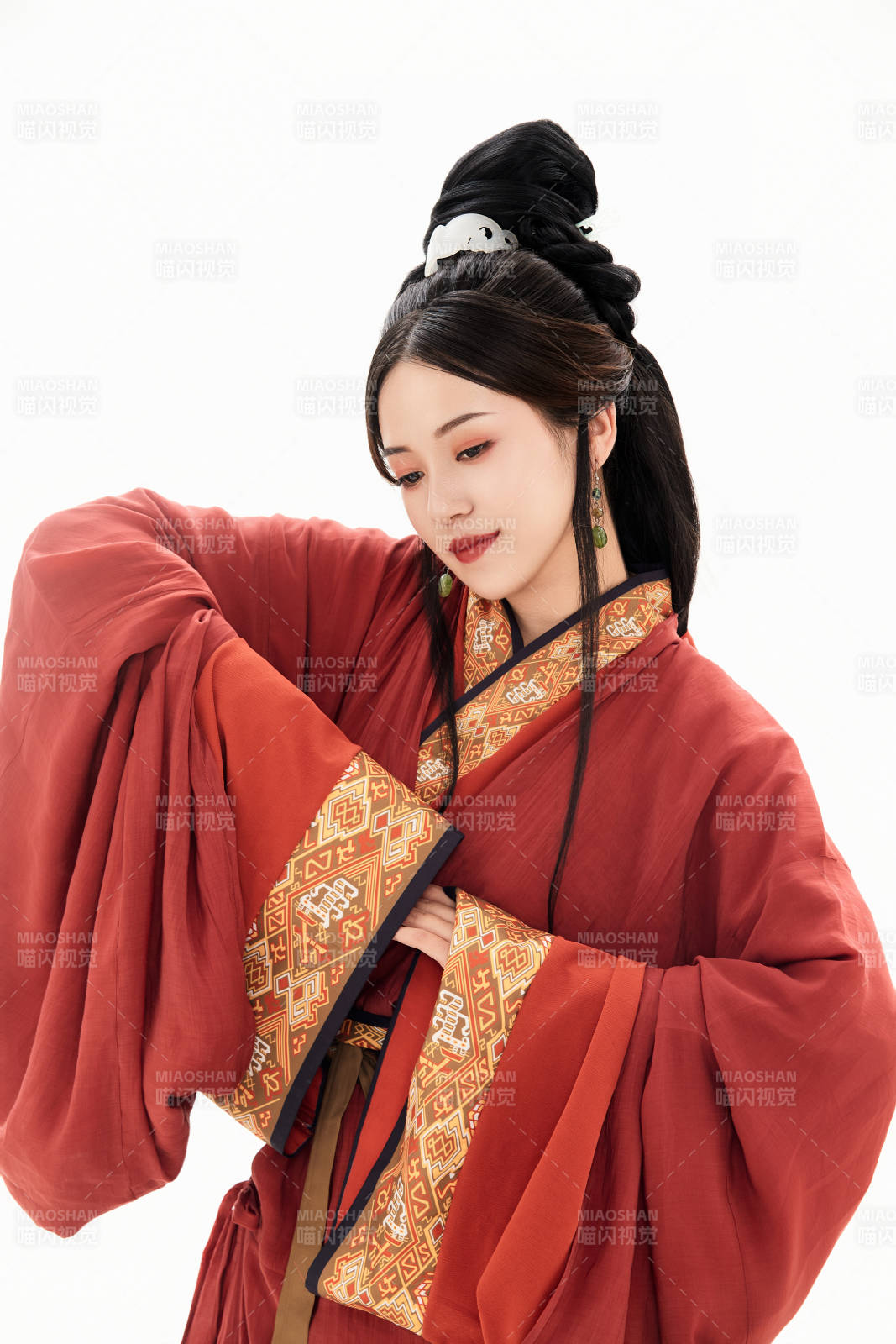 白色背景下穿着中国春秋战国时代服饰的少女图片