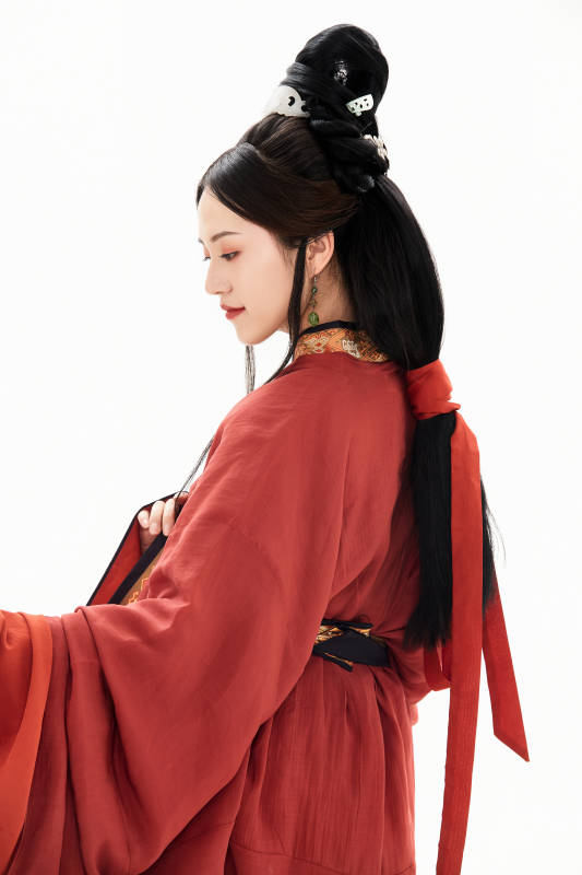 白色背景下穿着中国春秋战国时代服饰的少女图片