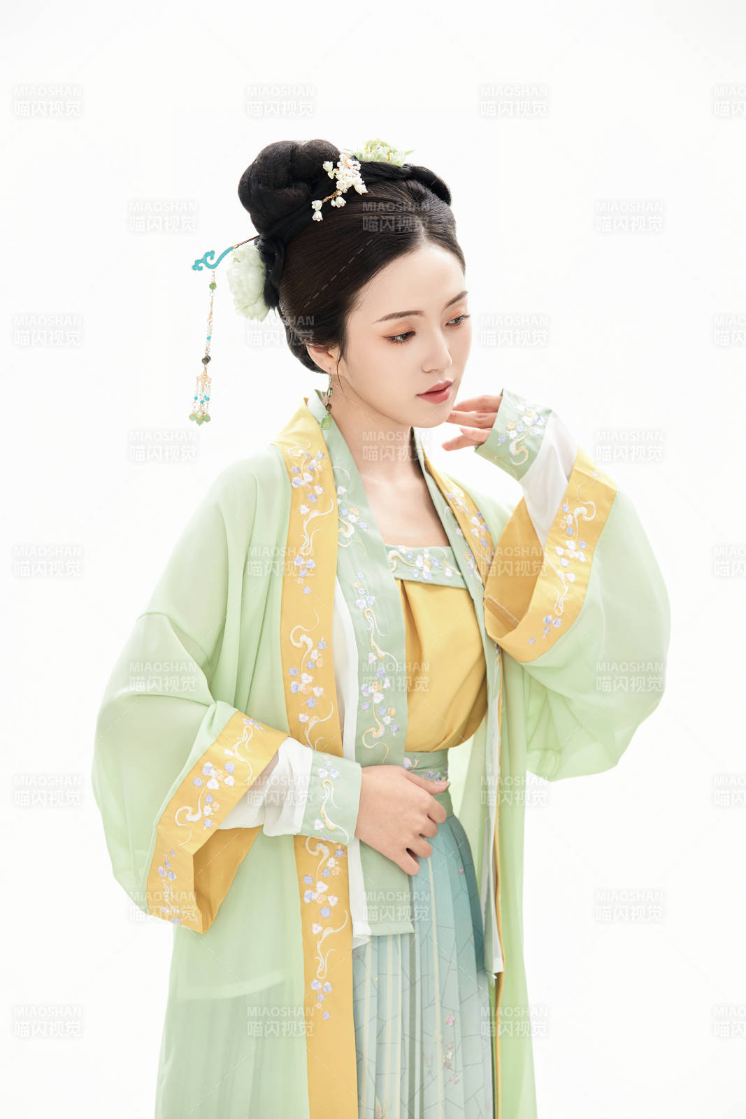 白色背景下穿着南北宋朝汉服的少女图片