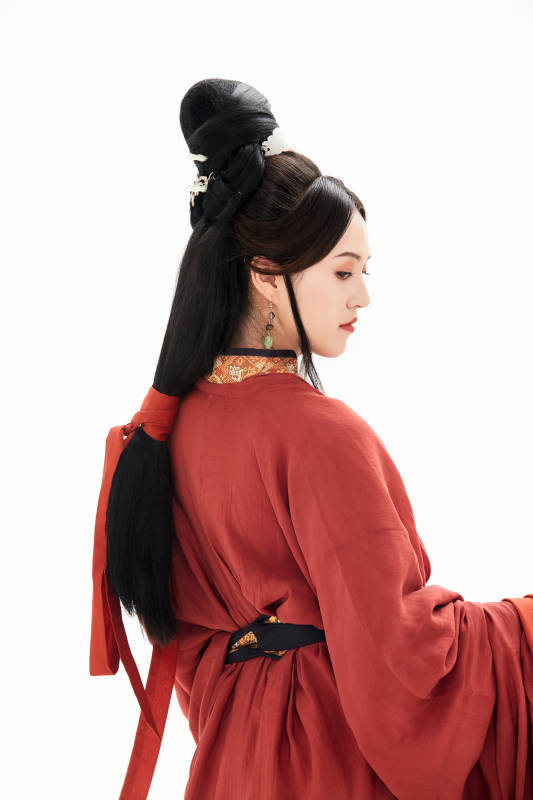 白色背景下穿着中国春秋战国时代服饰的少女图片