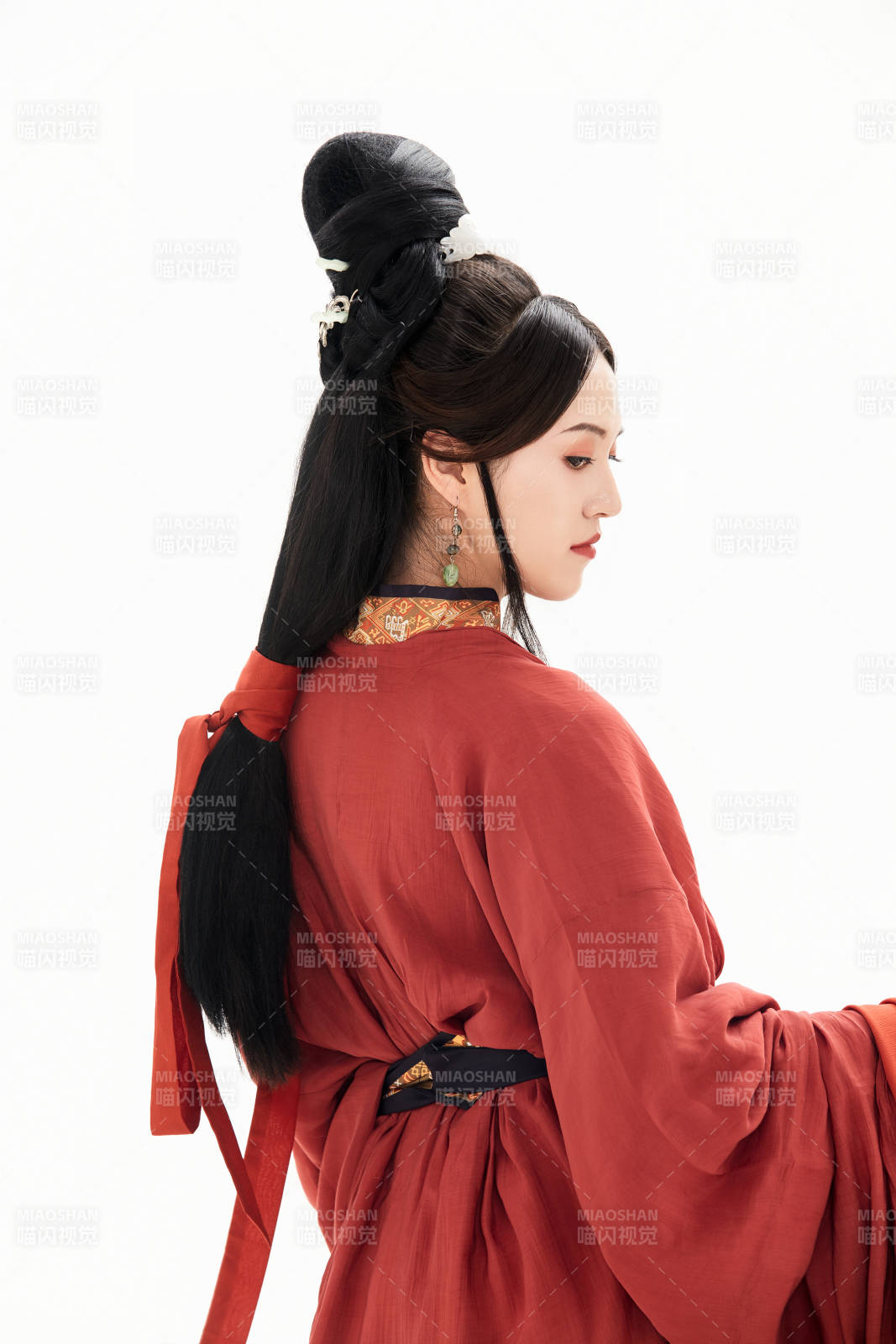 白色背景下穿着中国春秋战国时代服饰的少女图片